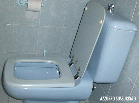 Il copriwater azzurro, blu fondale e mirtillo nei sanitari Ideal Standard